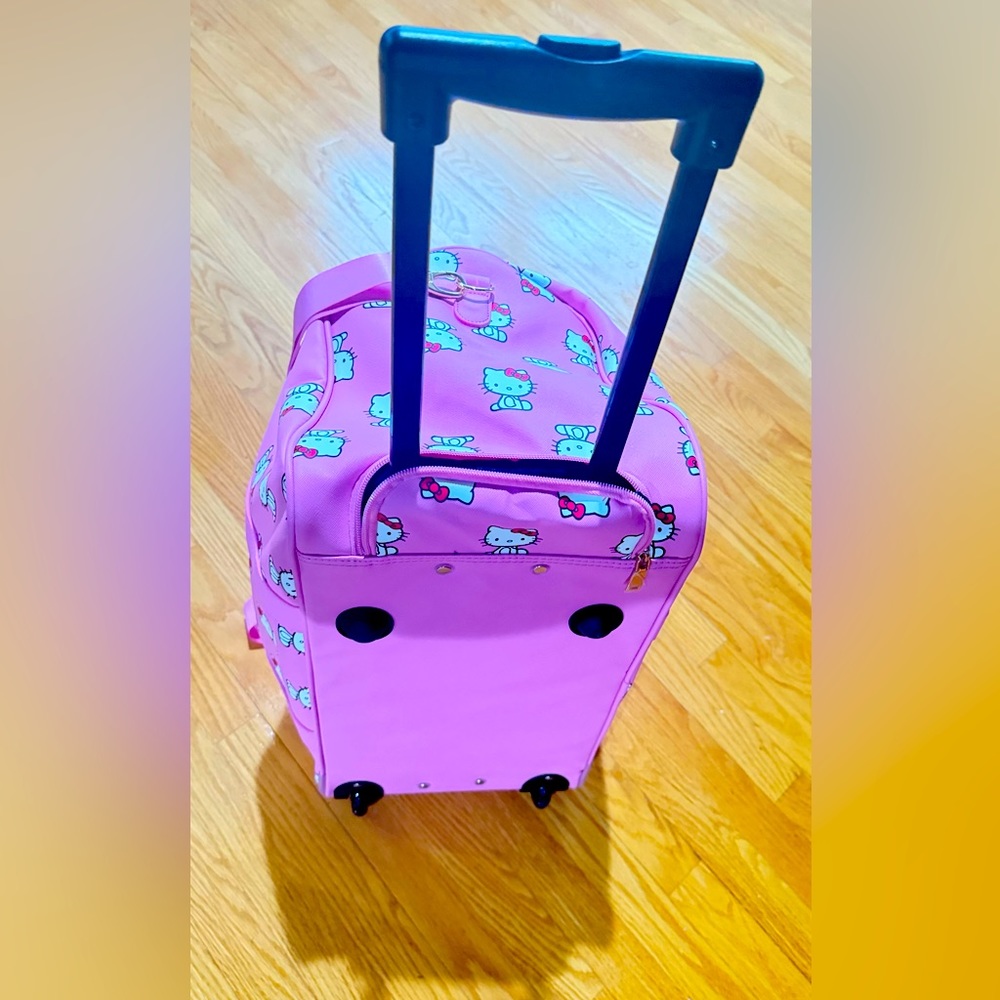 Travel in style with this beautiful hello kitty travel bag!